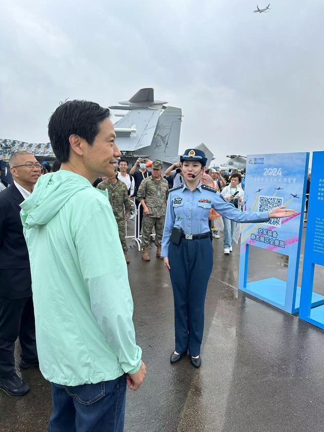 雷军现身珠海航展，登上运油-20引热议，小米低空经济布局初露端倪？